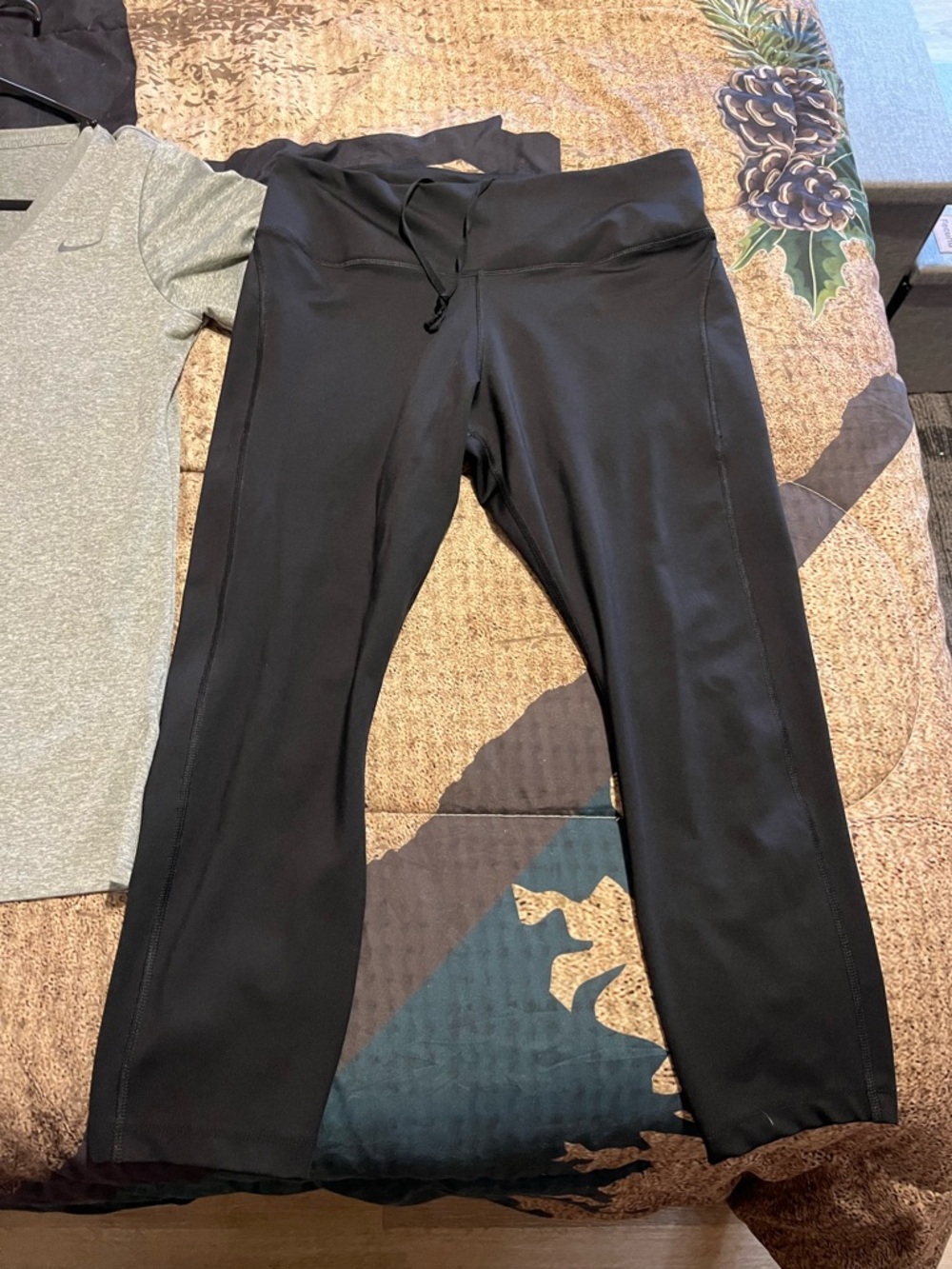 EUC WOMENS NIKE CAPRI SET SIZE LARGE - Picture 3 of 5